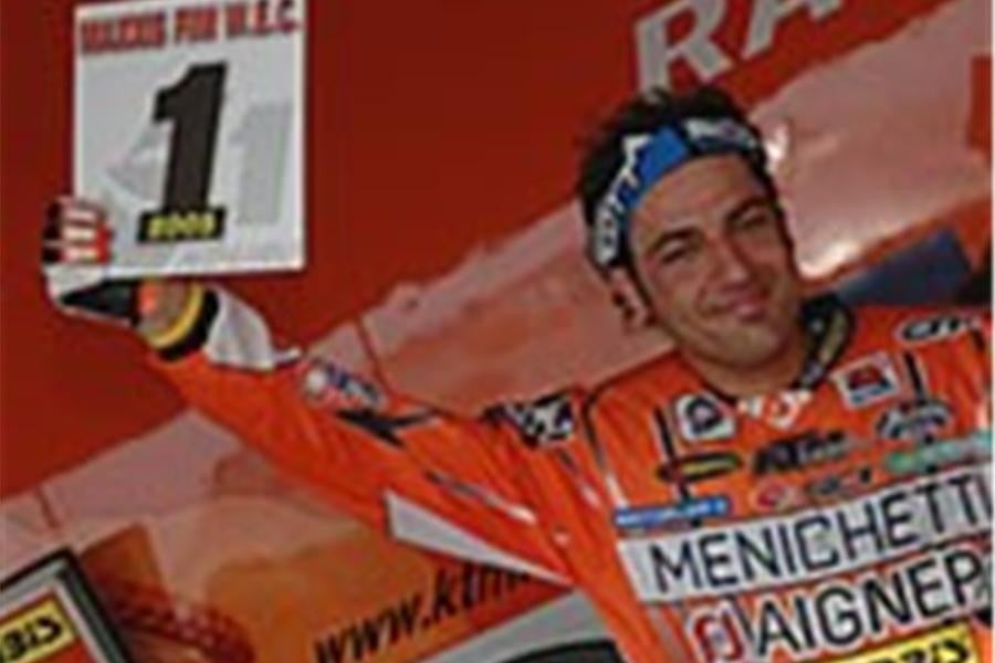Cervantes mantiene el liderato mundial tras ganar el segundo día